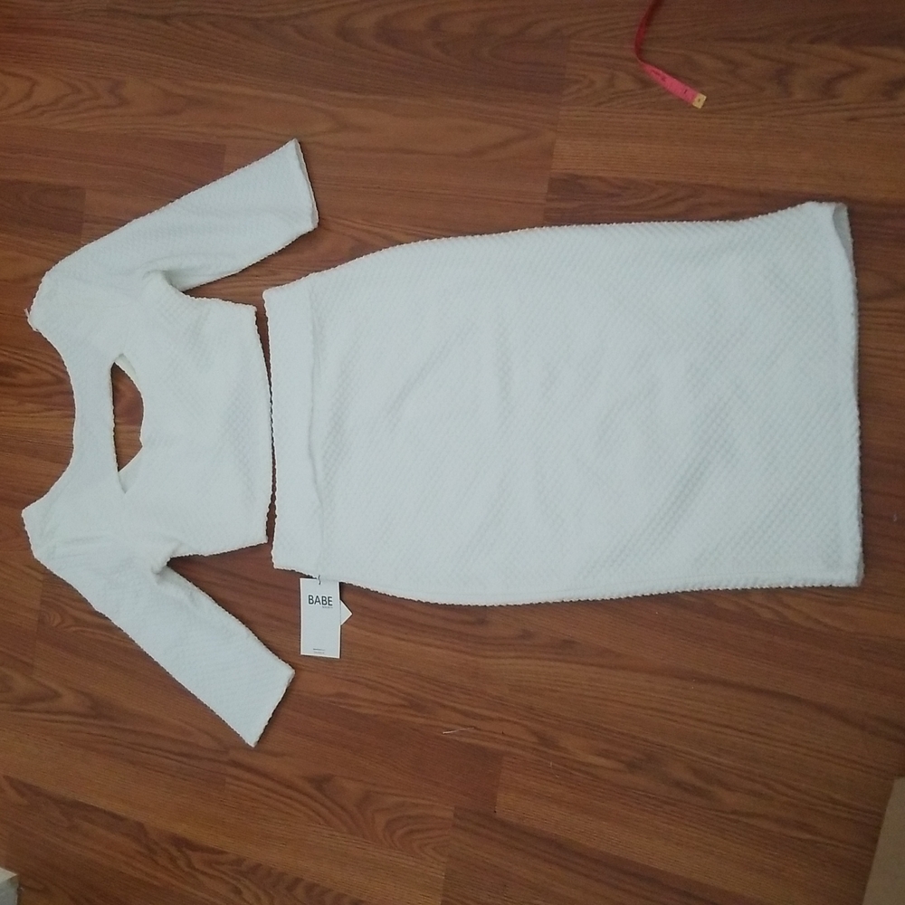 While half sleeve oval textured cut out two piece set. Size large. Babe Society.